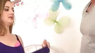 Stepdad يعلم teenie مطيع بعض الانضباط مع صاحب الديك