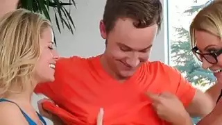 مفلس ناضجة جبهة تحرير مورو الإسلامية جنيفر أفضل threeway مع زوجين في سن المراهقة