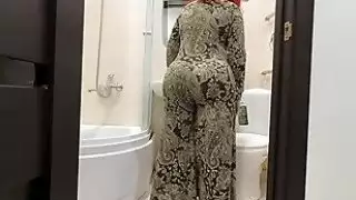 رفع تنورته وأدخل قضيبًا في الشرج الناضج