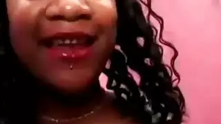 قرنية الأبنوس preggo يمس نفسها في حين التسول لبعض العمل