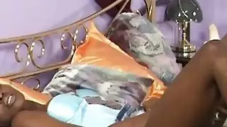 وقحة ضخمة الأبنوس اليورو استمنى مع دسار قبل الحصول على ديك بيضاء قاسية
