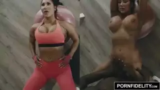 أغسطس تايلور يتعرض للقصف من قبل بي بي سي