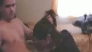 امرأة سمراء ضئيلة يفوز ديك ويعطي اللسان لنائب الرئيس في غرفتها