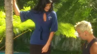 قائظ أسود الشعر MILF Lake Russell يعطي عشيقها اللسان الساخنة