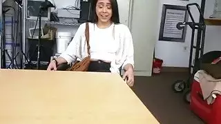 فتاة جميلة brunete يأتي إلى الصب وتتمتع اللعنة المتشددين بين الأعراق