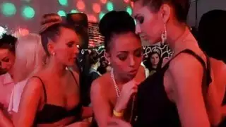 يشارك دارلينجز في تبادل الأحزاب أثناء الحفلات الجماعية