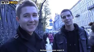 اثنين من الفتيات الجميلات يمارسن الجنس مع رجل واحد