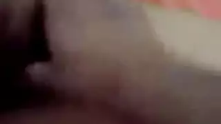 صديقة عربية اللسان قرب غرفة النوم سخيف