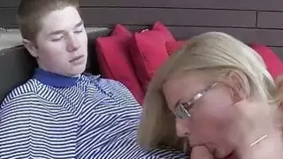 STEPMOM الأذواق الديك الأصغر في 3some الساخنة