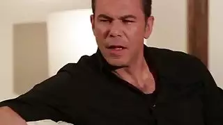 يحصل خبطت أحمر الشعر كتكوت خبطت تقريبا على الأريكة