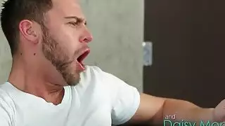 كبيرة titted مدلكة شقراء ديزي مونرو إعطاء تدليك كامل الجسم واللسان