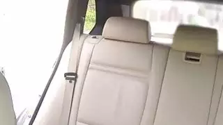 شقراء ممارسة الجنس في سيارة أجرة وهمية لأول مرة