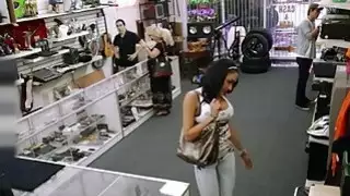كبير الثدي لاتينا ثمل من قبل رجل رهينة المتأنق في backroom