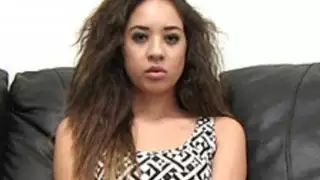 كيم هو نموذج طباعة يبلغ من العمر 19 عامًا ، لديه أقواس ، ثقوب مثقوبة