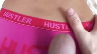 جليسة الاطفال الساخنة وسراويل جميلة