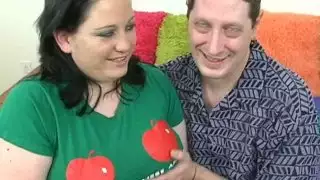مكدسة بشكل جيد Glory Foxxx يعطي رأسًا إلى ديك بائس