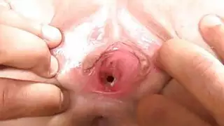 يلعب الرجل مع twat الوردي البكر من صديقته