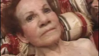 المتأنق المثير يغلق عينيه بينما تركب الجدة جيجي قضيبه