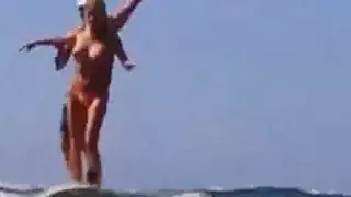 تمتعت الفتيات الساخنة عاريات العمل jetski في سباق القوارب المحلية