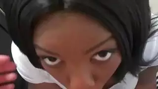العسل الأسود عارية يضع على كاميرا ويب