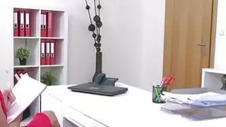 المتأنق يلعق قدم ويمارس الجنس مع وكيل الإناث في الصب