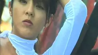 امرأة سمراء متحررة مثيرة للإعجاب تشكل Harumi Nemoto على الكاميرا في مكان متسخ