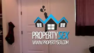 سمسار عقارات متحركة يستخدم بوسها للحصول على العميل