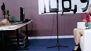 يتلقى الديك الأيدي الصغيرة اللسان الساخن من داني جنسن