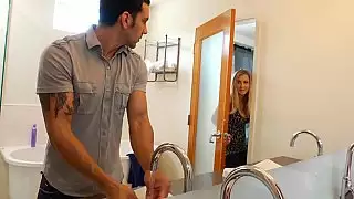 لا يمكن أن تقاوم صديقة قرنية مزعجة له