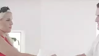 مفلس شقراء فاتنة بلانش يحصل لها الحمار تدليكها من قبل الديك