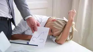 إيفانا السكر استغل من قبل أستاذها الحق في الفصول الدراسية