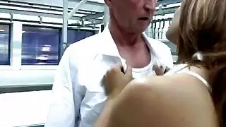 الشباب برونيه الفاسقة على وشك أن يطلق النار حتى تقرر إرضاء رئيسها