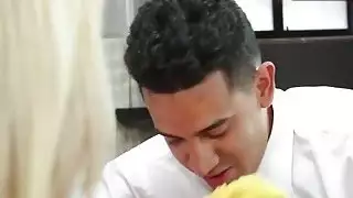 في سن المراهقة مدلل Ally Berry يحصل على حلقها حفرها صديقها قرنية