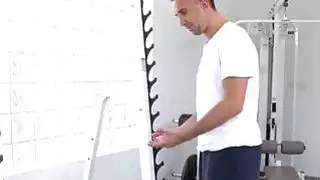 صالح فتاة يحصل على الشرج والوجه في الجمنازيوم!