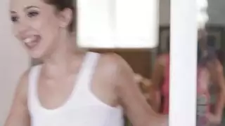 تلتصق جينا بأصابعها في كس نينا