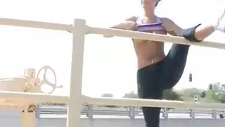 Brunette sporty babe works لها كبير الثدي في جمهور