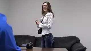 اليشيا تحتاج إلى المال على الفور