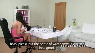 مثلية الهواة يلعق وكيل الإناث على الأريكة مثليات اليورو