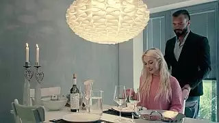 نحيل شقراء إغواء الرجل الملتحي