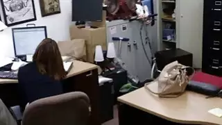 مسمر سيدة الأعمال ماكر من قبل رجل رهينة في المكتب الخلفي