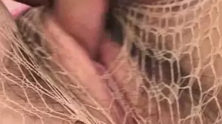 توموي هيناتسو يتصاعد من خلال ثقب في جوارب طويلة لها
