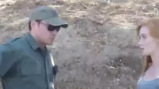 ضابط الملاعين الزنجبيل الشاب الساخن لعبور الحدود
