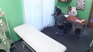 طبيب الملاعين الحنجرة ومهبل للمريض