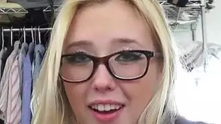 شقراء جميلة جدا مع مثير الثدي يريد أن يكون مارس الجنس