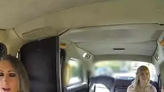 أنثى سائق سيارة أجرة أصابع شقراء طالب