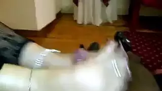امرأة ناضجة اللاتينية يعطي وظيفة القدم
