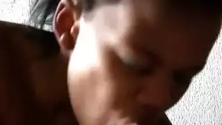 قحة الأفريقية قرنية يلعق الرجل الأحمق قبل امتصاص ديك له