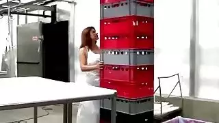 امرأة سمراء في سن المراهقة مص القديمة عشيق الديك في المطبخ