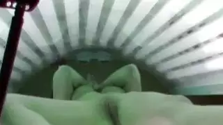 الفتاة هي لمس بوسها في الاستلقاء تحت أشعة الشمس