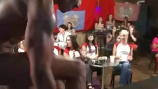 ديكس كبيرة حول نمط طائرة هليكوبتر يتأرجح حولها